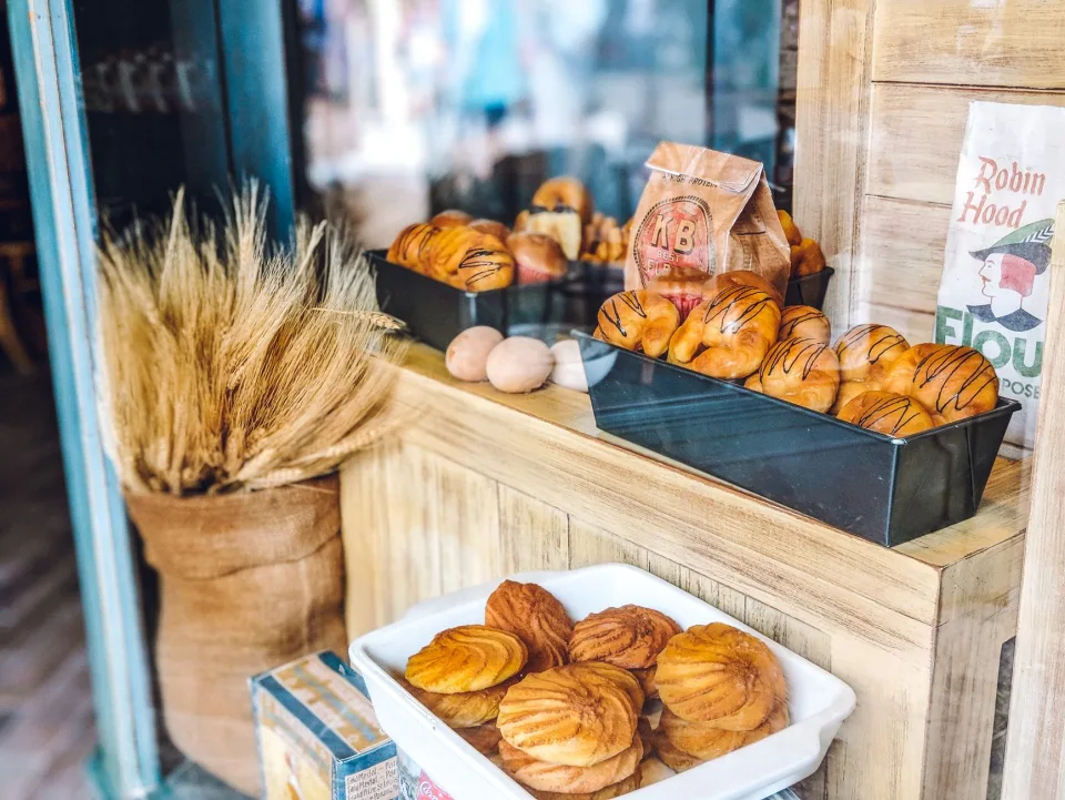 Khay bánh mới ra lò tại Đỗ Văn Huế
